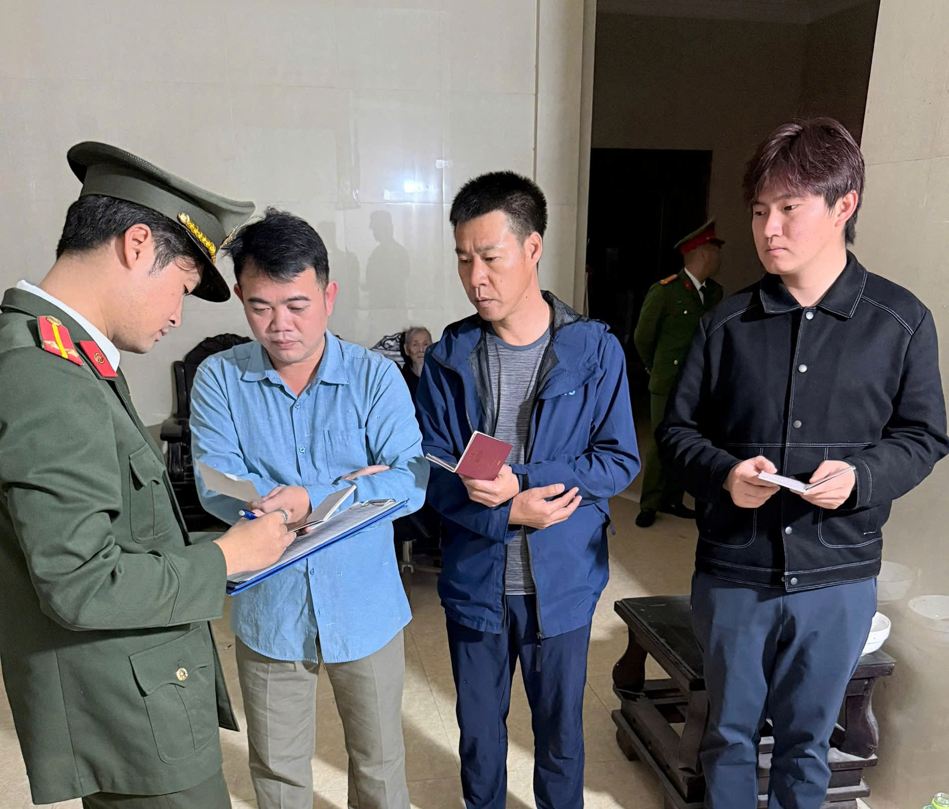 Công an xã Gia Phúc tăng cường kiểm tra cư trú đối với người nước ngoài